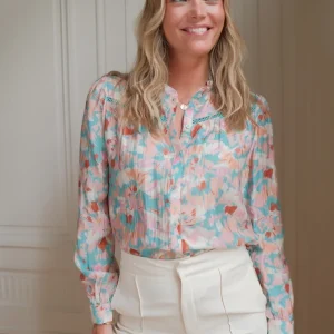 Blommig blus med volangkrage