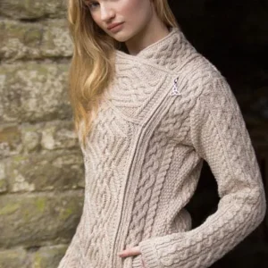 Kofta i kabelstickning 100 % merinoull : Palsternacka