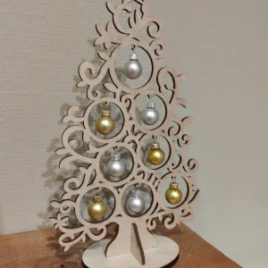 Julgran i trä - med julkulor