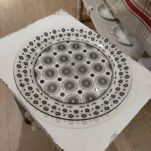 Serveringsfat i glas - Svart Mönster - Diameter 31cm